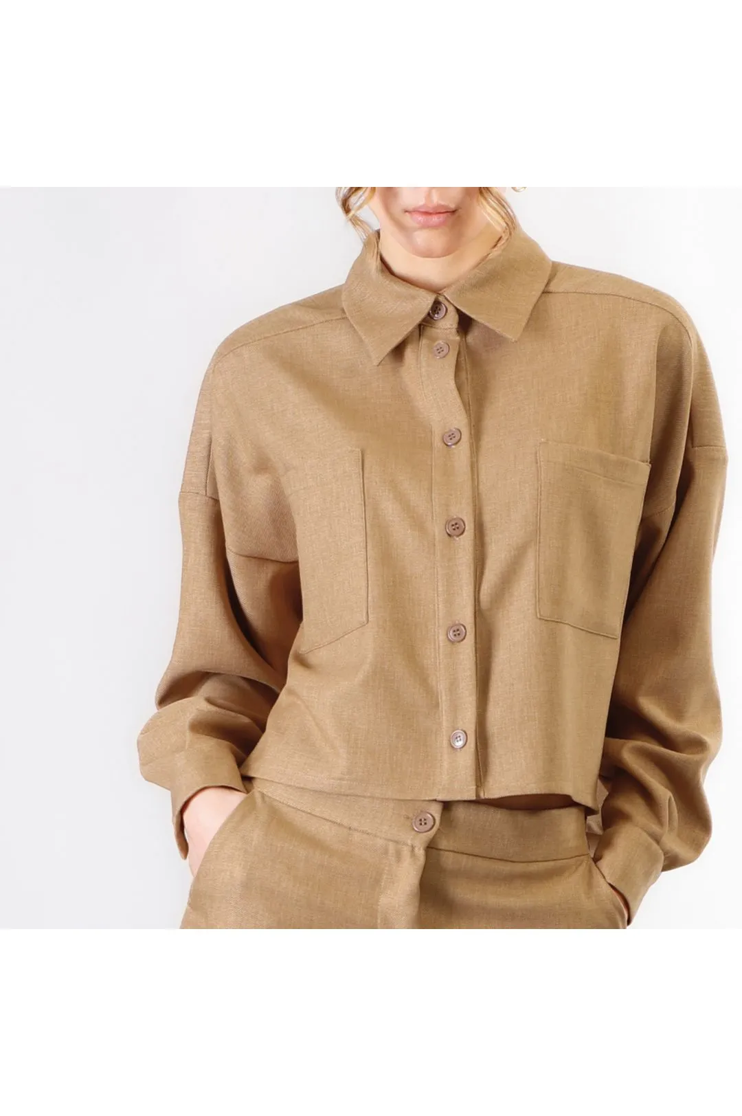 camisa box con bolsillos de parche camel