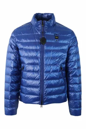 Chaqueta azul brillante con lineas rectas y parche