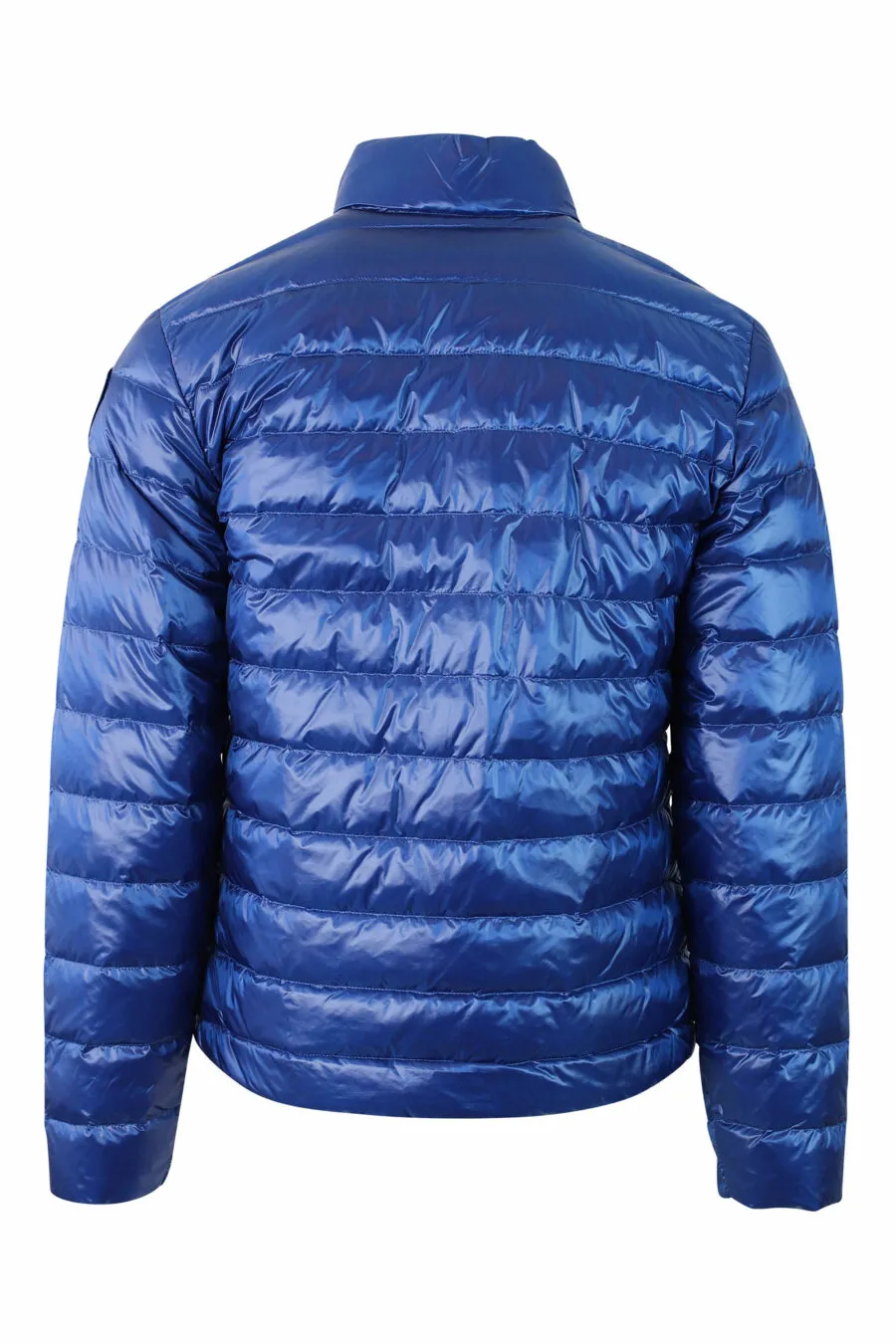 Chaqueta azul brillante con lineas rectas y parche