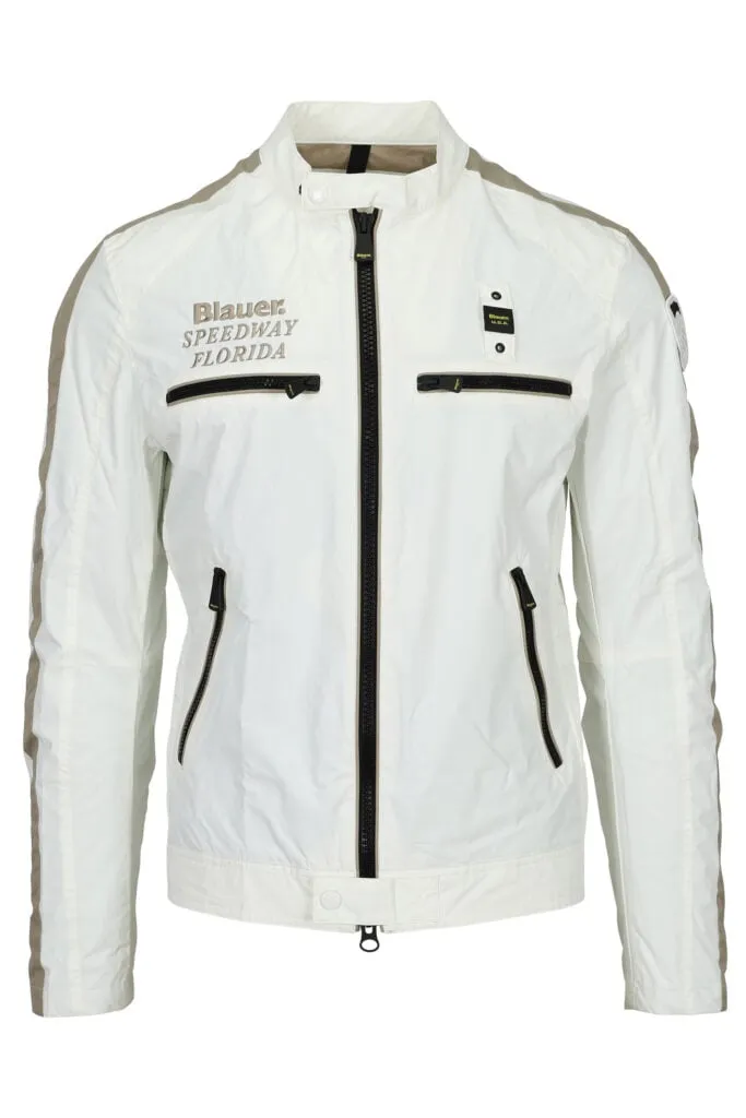 Chaqueta blanca con lineas en hombros marrón y logo detrás