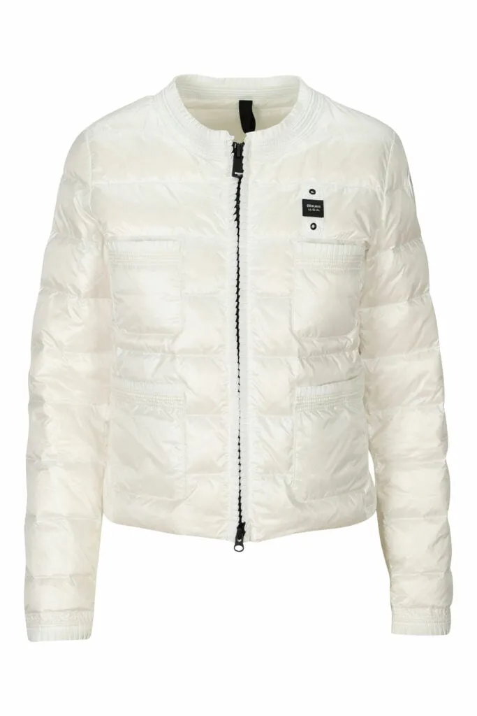 Chaqueta blanca con lineas rectas y logo parche lateral