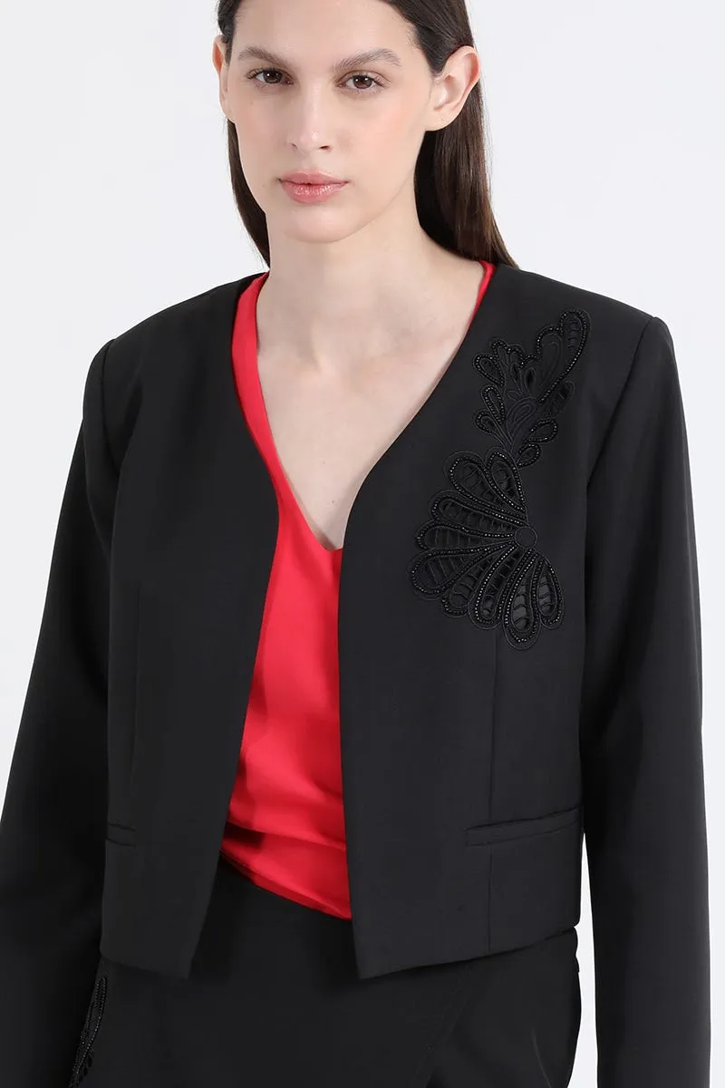 CHAQUETA CROPPED CON BORDADOS RECHELIEU, NEGRO