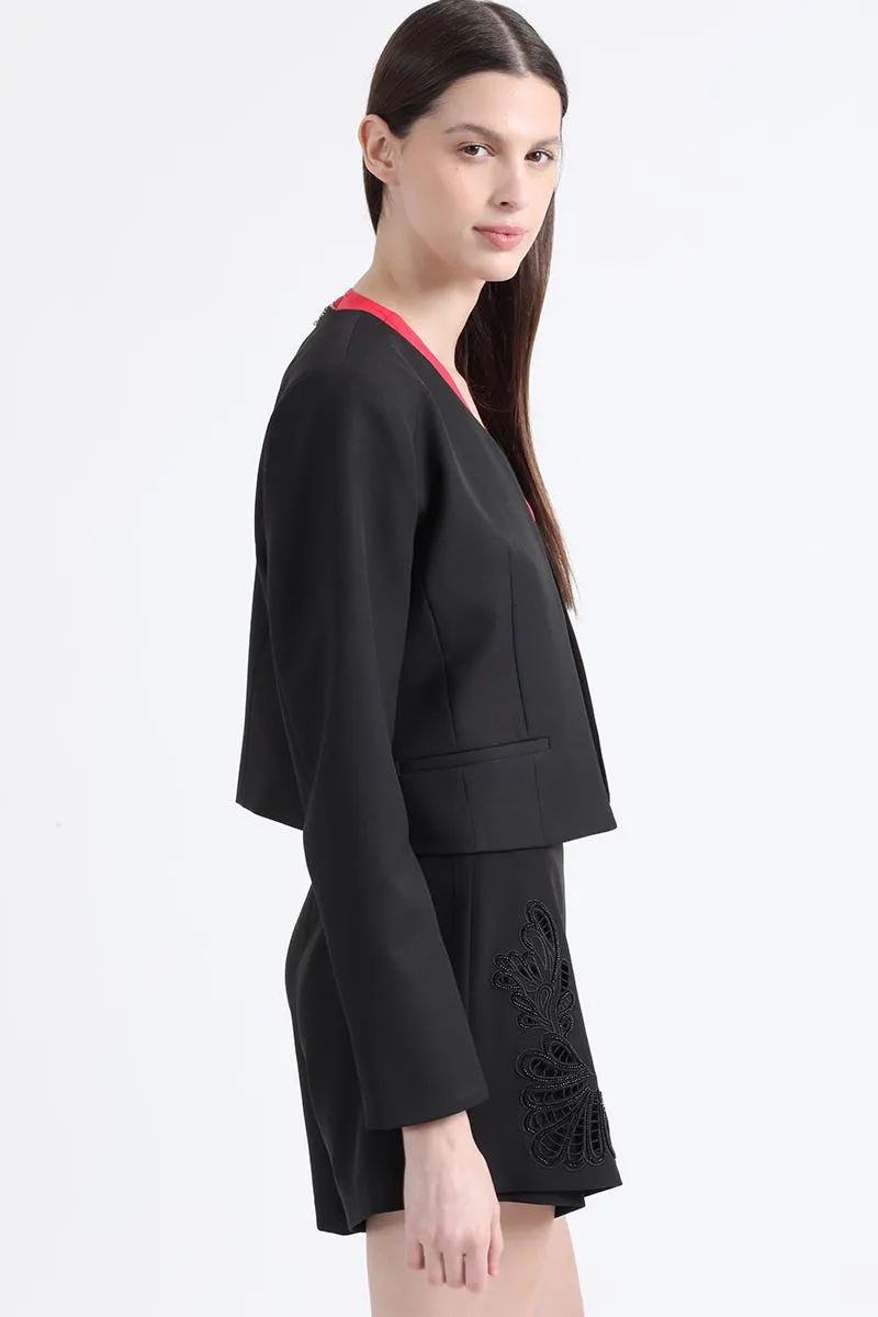 CHAQUETA CROPPED CON BORDADOS RECHELIEU, NEGRO