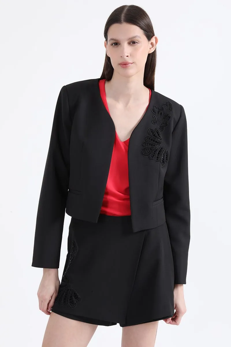 CHAQUETA CROPPED CON BORDADOS RECHELIEU, NEGRO