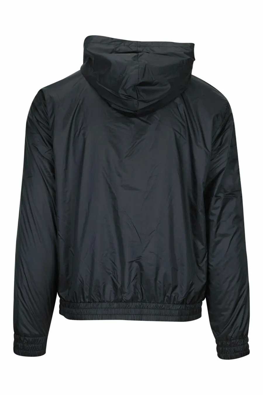 Chaqueta negra impermeable con capucha lineas blancas laterales y logo 