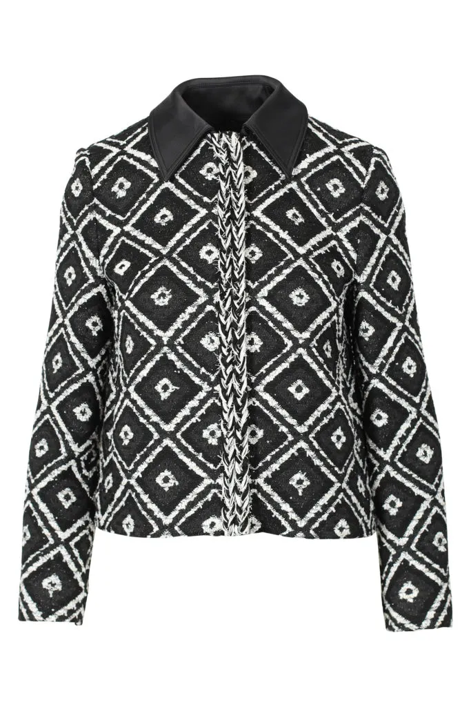 Chaqueta negra y blanca geométrica 