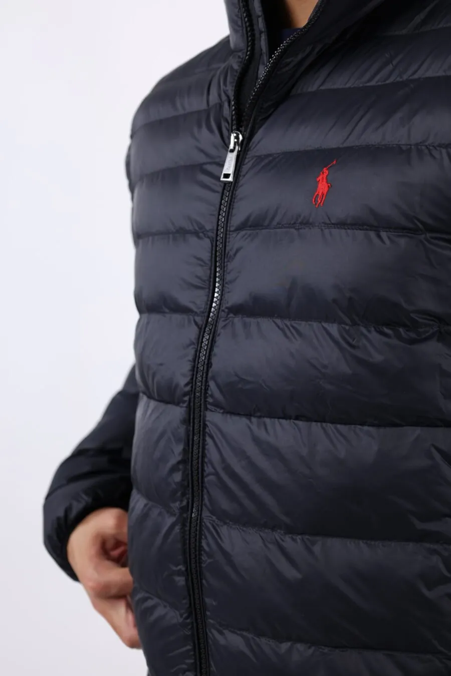 Chaqueta plumífero negro con logo rojo