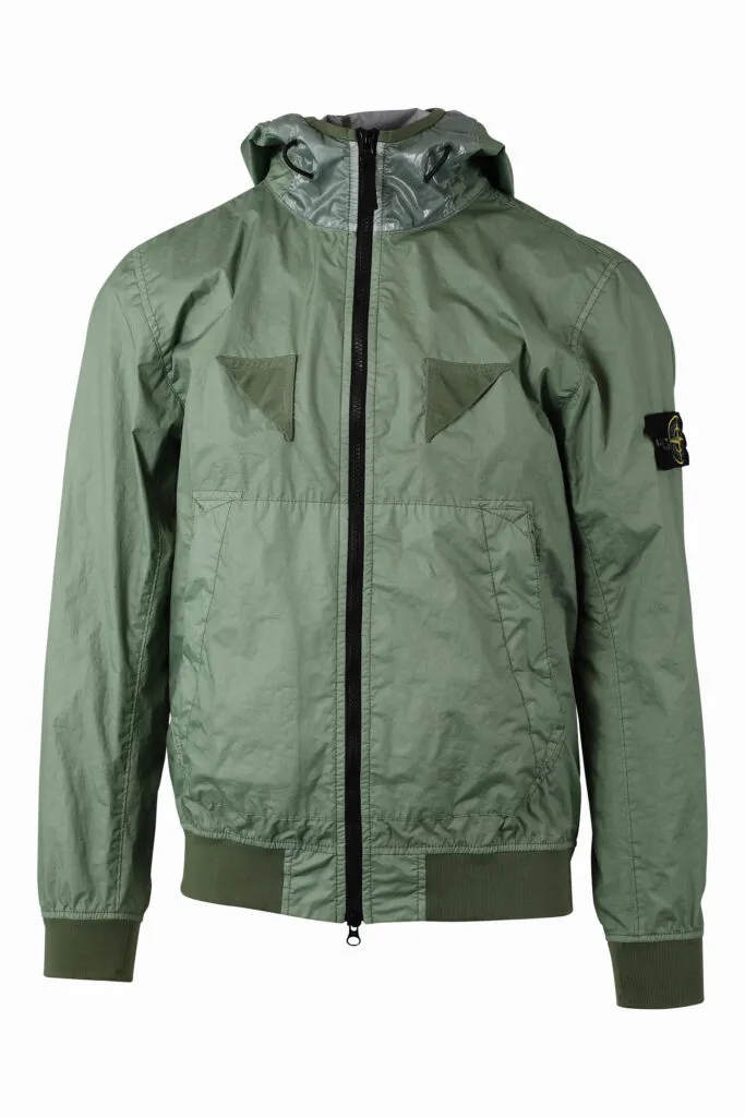 Chaqueta verde con capucha y logo parche