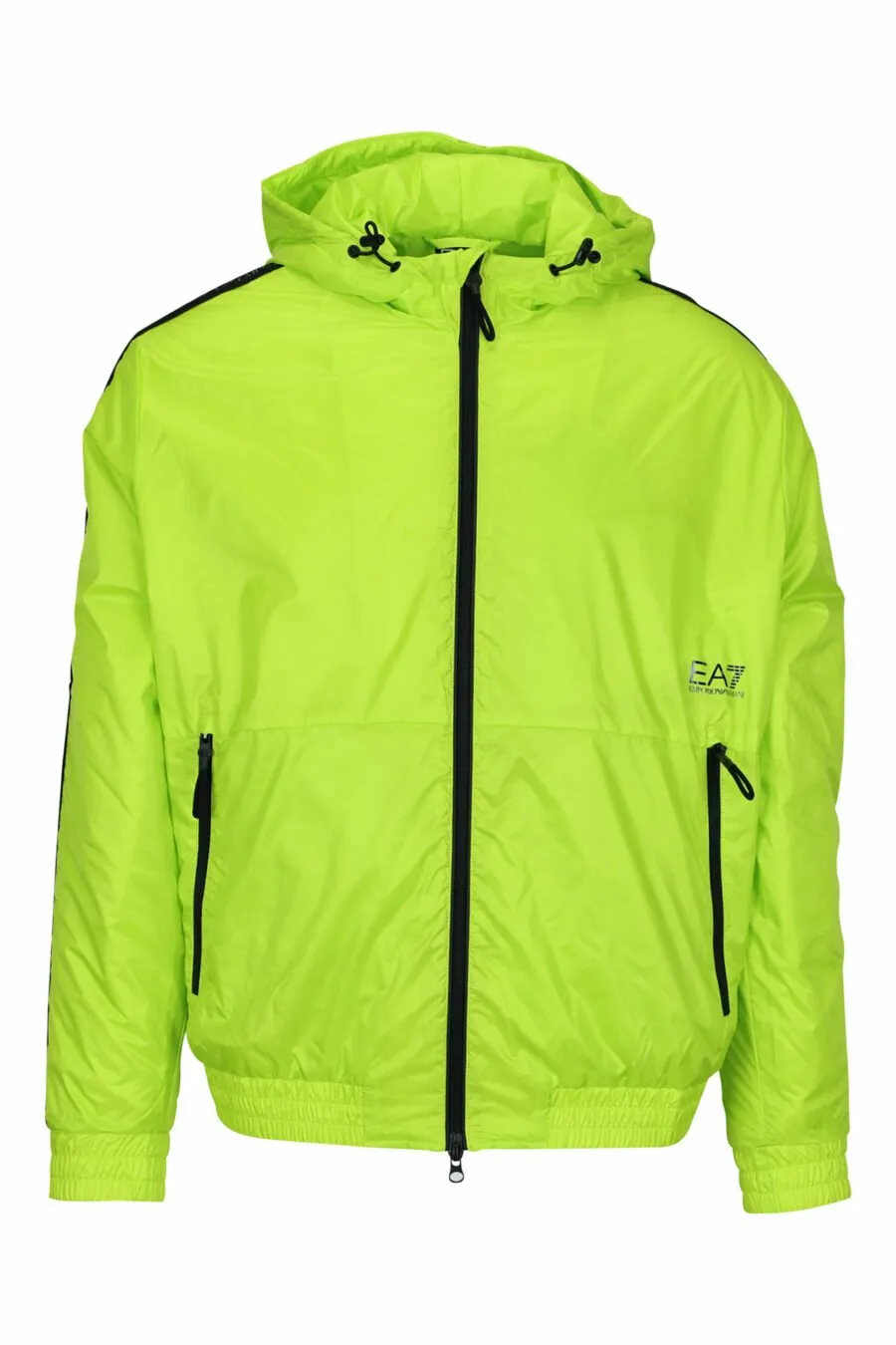 Chaqueta verde lima impermeable con capucha lineas blancas laterales y logo 